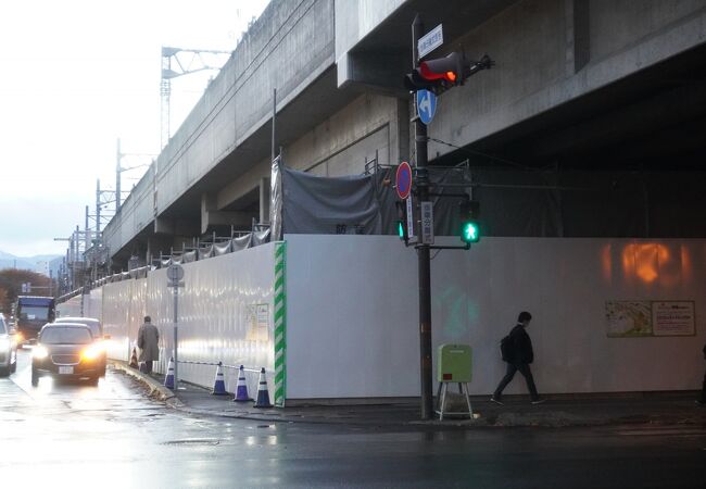 札幌駅の構内から西側に出る通路は人通りが少ない裏道みたいな感じ