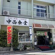 著名人のサインが一杯飾られた志賀島の有名店