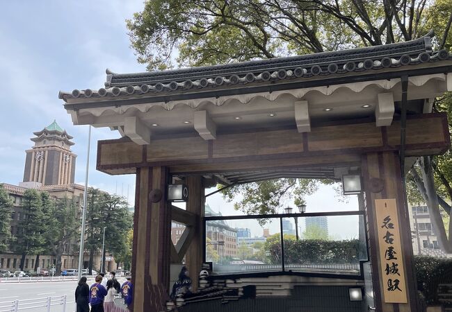 名古屋市役所にはお城が乗っかっている