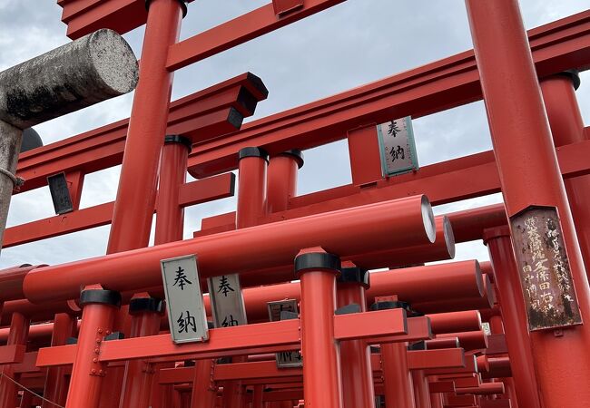 赤い鳥居が見事な小泉稲荷神社