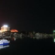 石垣港と新港地区を結ぶ交通の要　夜はライトアップの色で明日の天気がわかる
