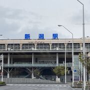 新幹線が止まるので、地方では大きな駅です