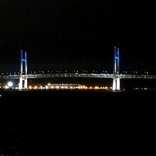 海から見た横浜ベイブリッジの夜景