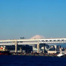 横浜ベイブリッジと富士山