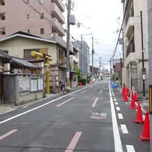 通りに入ると、金ぴかの鳥居が見えます