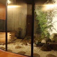 客室の半露天風呂スペース