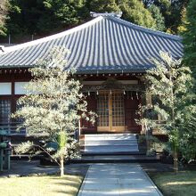 お墓は本堂の左手にあります