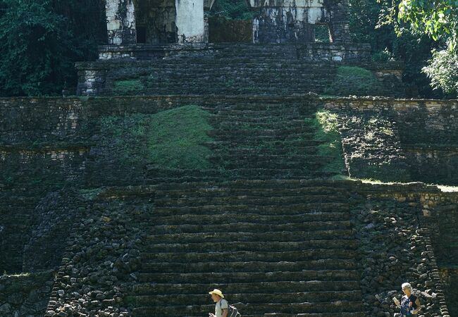 頭蓋骨(のレリーフ)の神殿