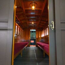 １両展示された再現客車内部を後方から