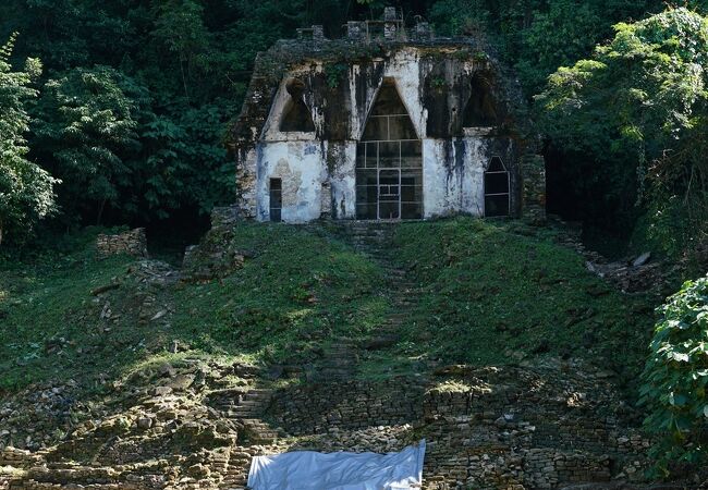 葉の十字架の神殿