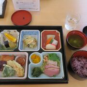 土産物屋なども併設　離島廻りツアーの昼食スポット