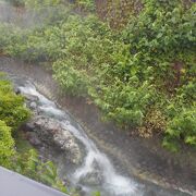 湯けむりを上げる酢川の滝