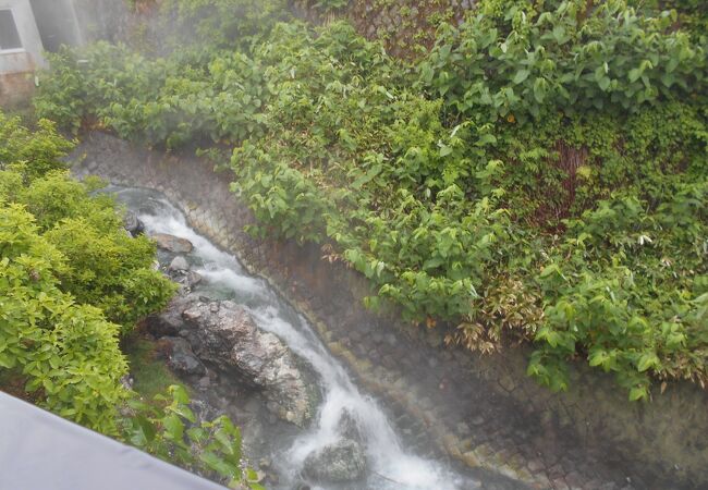 湯けむりを上げる酢川の滝
