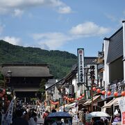 善光寺の門から続く商店街