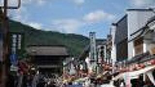 善光寺の門から続く商店街