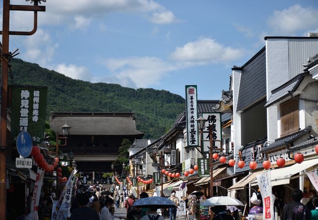 善光寺の門から続く商店街