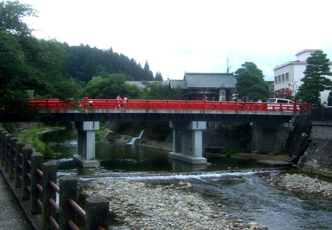 高山の町中を流れる趣のある川