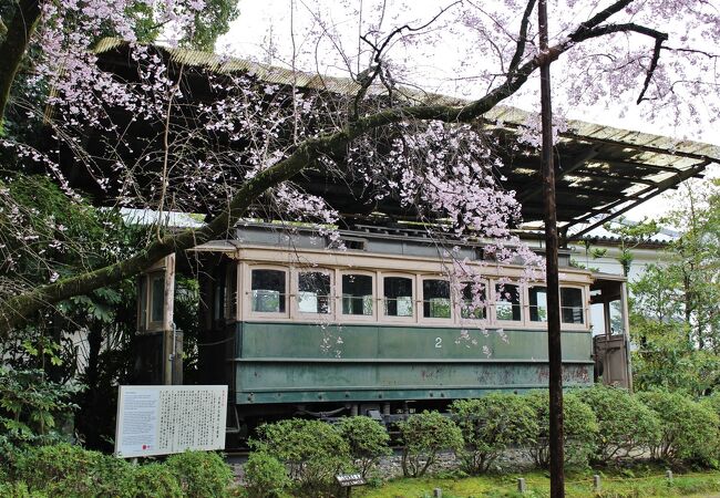 平安神宮神苑の一画にチンチン電車が