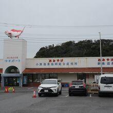 大きな駐車場の前にあります。