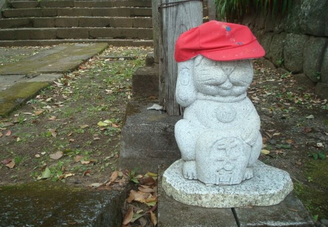 バス停そばの宇佐美八幡神社