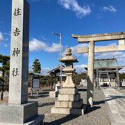 川沿いにある神社