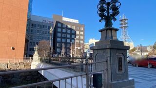 親柱に乗っている複雑な街灯