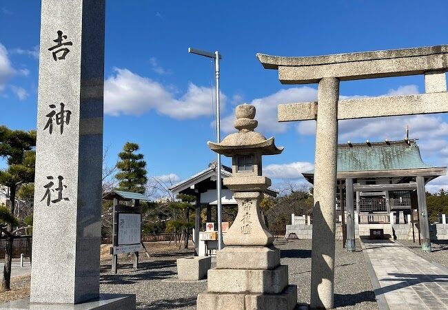 川沿いにある神社