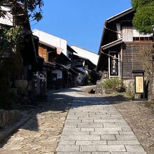 石畳の坂が快晴の空に映えます
