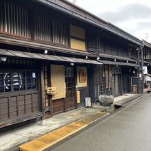 夕方で小雨だったためか、人通りは少なめでした。