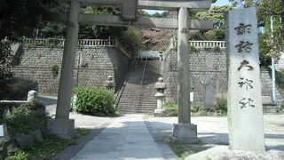 高台にあるが、海が見えない神社