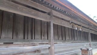 本殿の西と東に