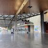 空港からは電動トラムで移動できます