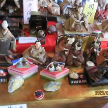 「松の家」：明治時代の茶道具を中心に様々な人形が並ぶ。