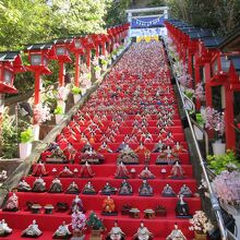 遠見岬（とみさき）神社、ひな壇に並ぶ1800体。