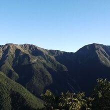 富士見平から荒川岳と悪沢岳(右)
