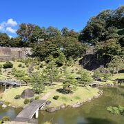 金沢城の石垣を利用した日本庭園