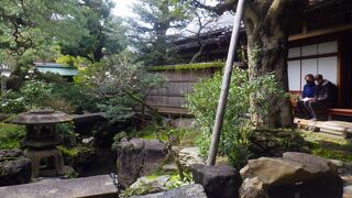 縁側に座ってしばし名園を堪能できました