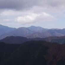 雲取山(左)とその右に長沢背稜