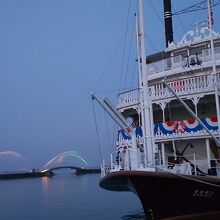 夕暮れの６時から７時まで、琵琶湖畔にて噴水ショーが繰りれる。