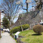 高く積まれた石垣が特徴的な城址公園