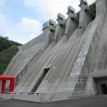 八ッ場ダムを下から眺める、巨大