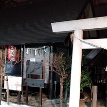 左に塩竈神社、右が三吉神社