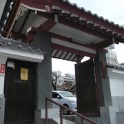 駅近のコンパクトな寺院