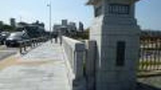 橋のデザイン設計は京都大学建築科教授 武田五一氏によるもの