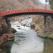 山の景色に赤い橋が映える印象的な景色です