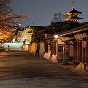 ねねの道から、ちょっと見えた八坂の塔でも、外国の人を興奮させる京都のシンボルです。