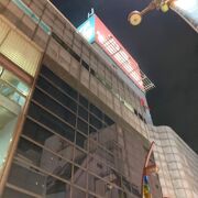 市場のようなビル