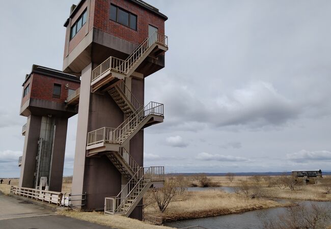 釧路川の洪水防止のために造られた旧水門と新しい水門を2つ見ることができます