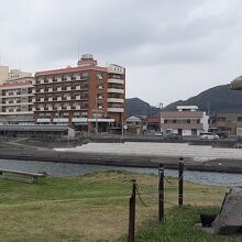 野島崎灯台から望む南海荘