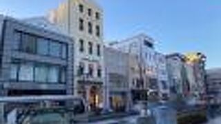 パステル調の建物も